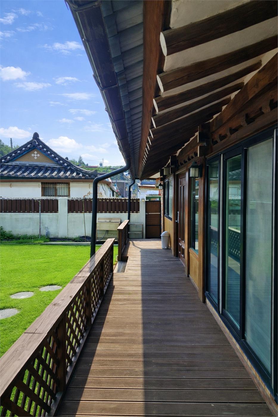 돌담과 정원 길