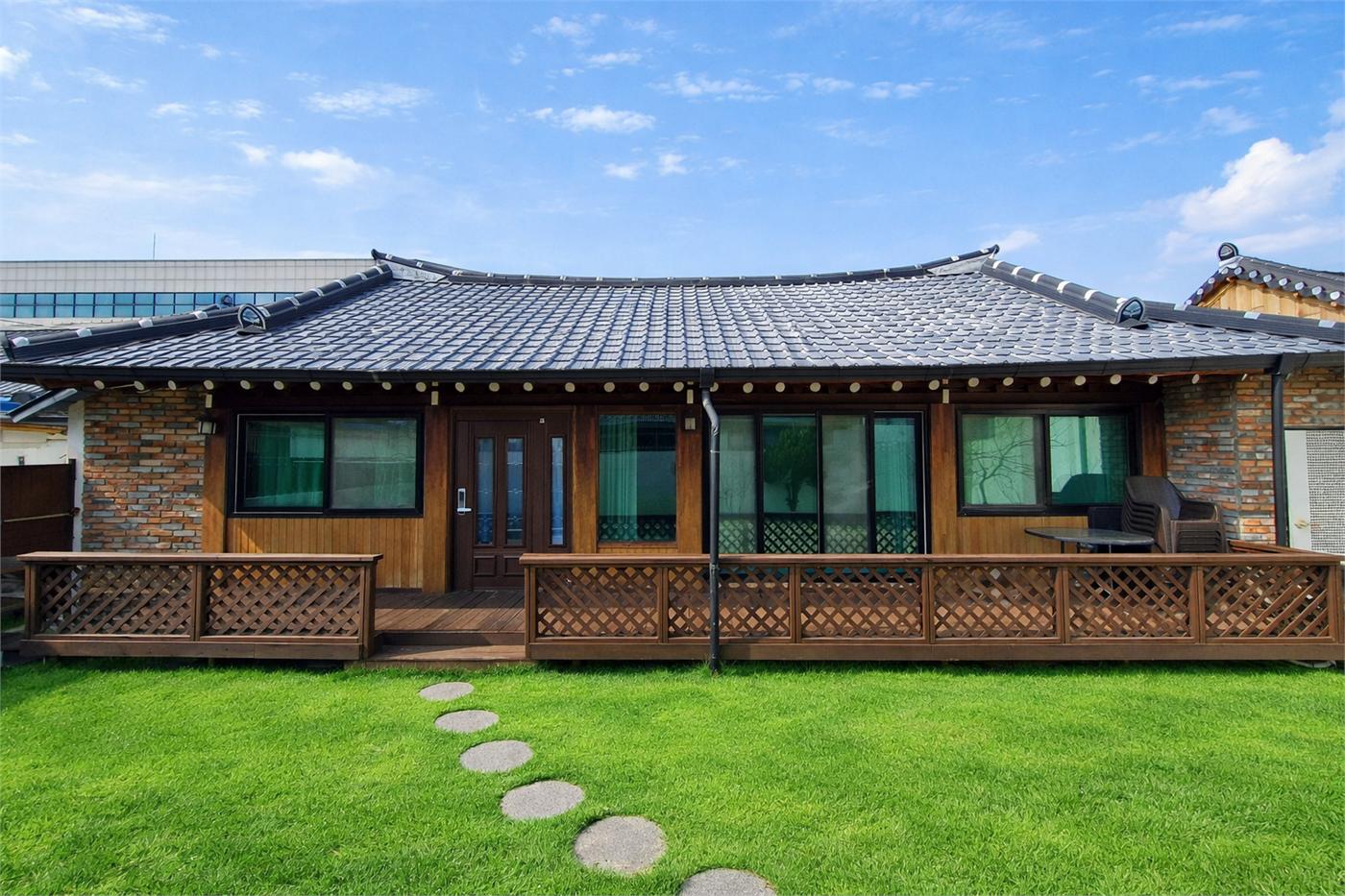 잔디 마당과 한옥 전경